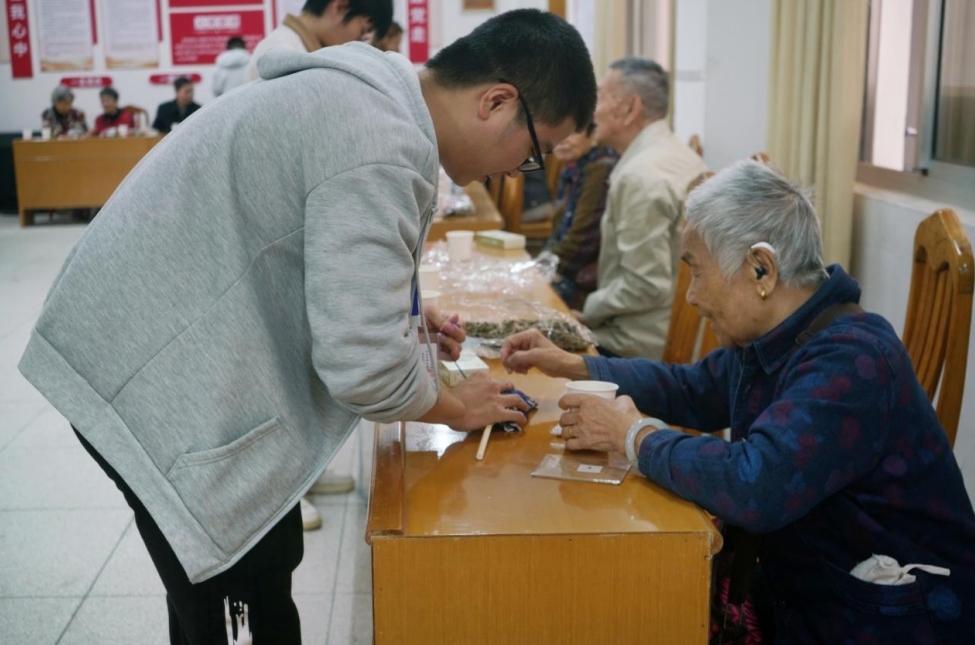 威澳门尼斯人官网欢迎您：情系重阳 暖心关怀